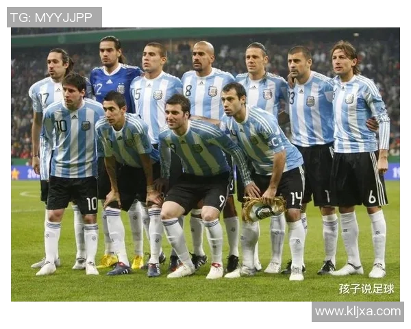 足球巨星化身街头老者挑战年轻球迷引发热议与欢笑