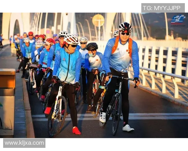 足球明星享受美食时刻火腿肠成为他们的独特选择与能量补给